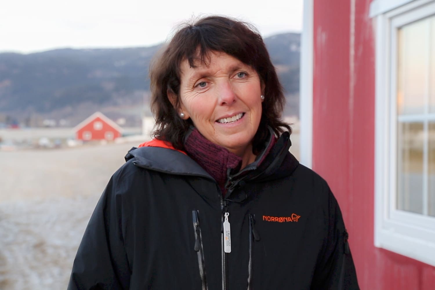 Ny kylling gir ny arbeidshverdag for kyllingbonde Eli Stenstad. Her intervjues hun utenfor kyllinghuset. Hun er fornøyd med den nye, sunnere kyllingrasen.