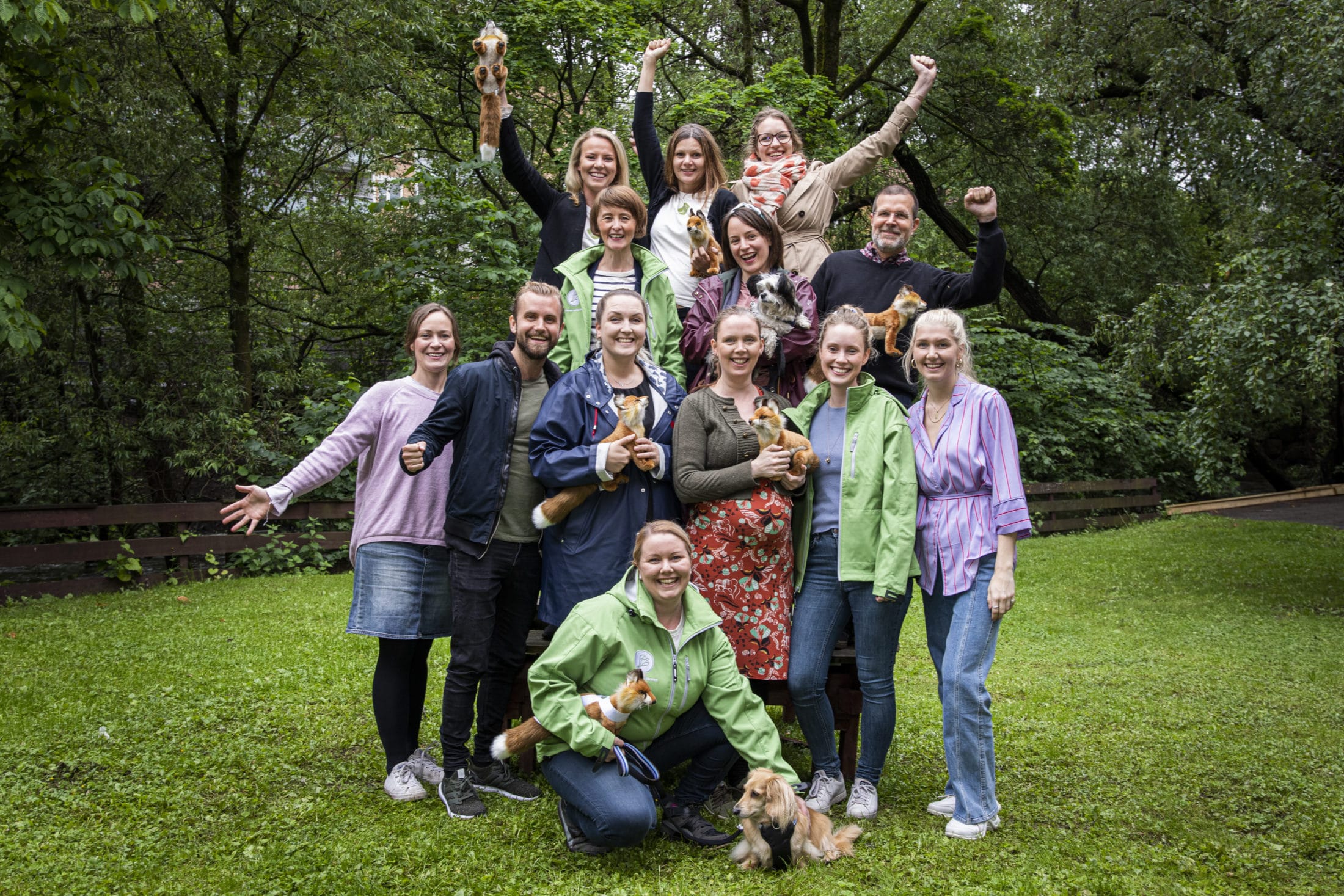 Dyrevernalliansens medarbeidere på gressplen