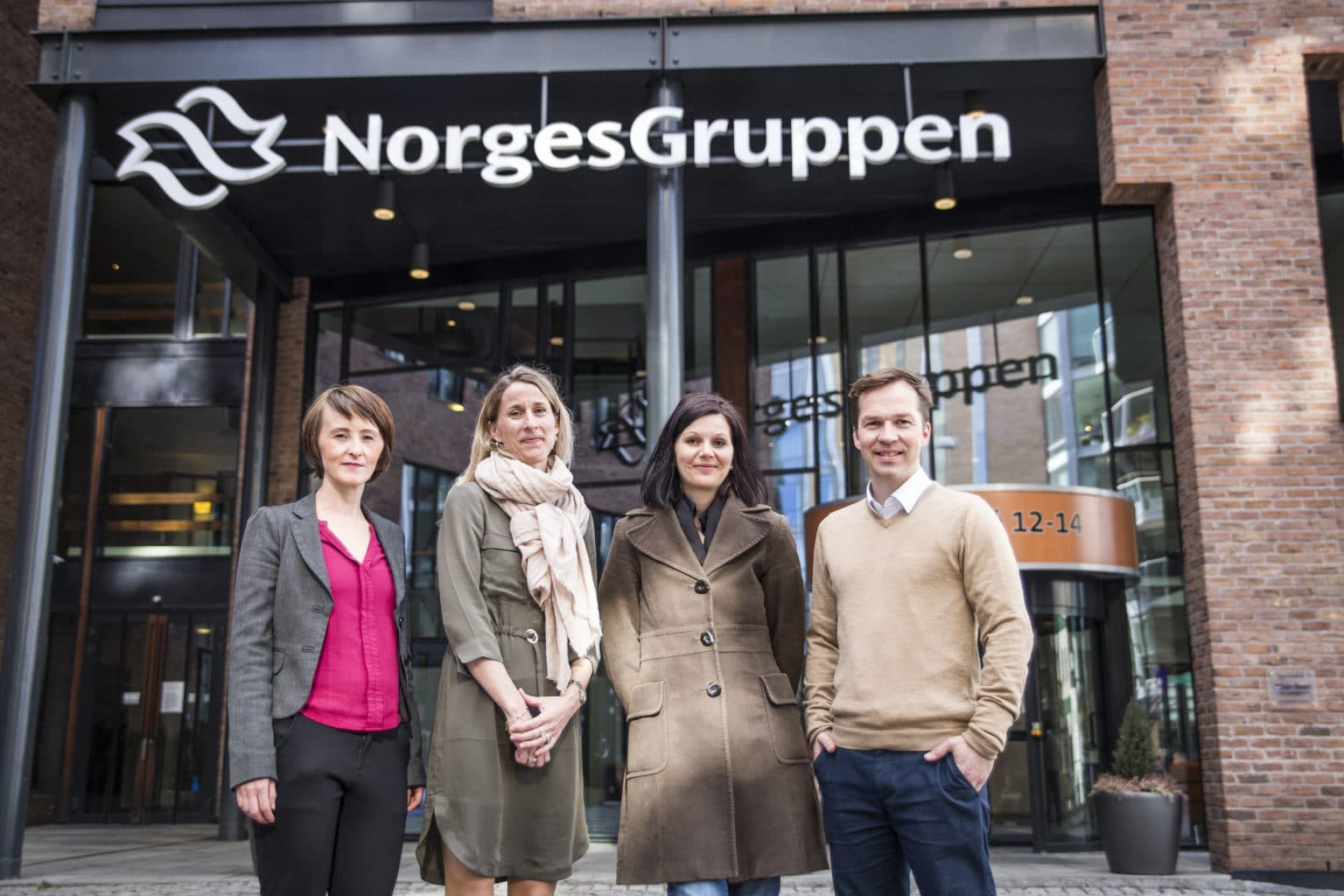 Live og Marianne med representanter fra Norgesgruppen, som nå blir burfrie