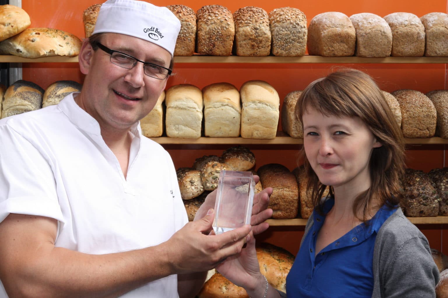 Marianne med representant fra Godt Brød