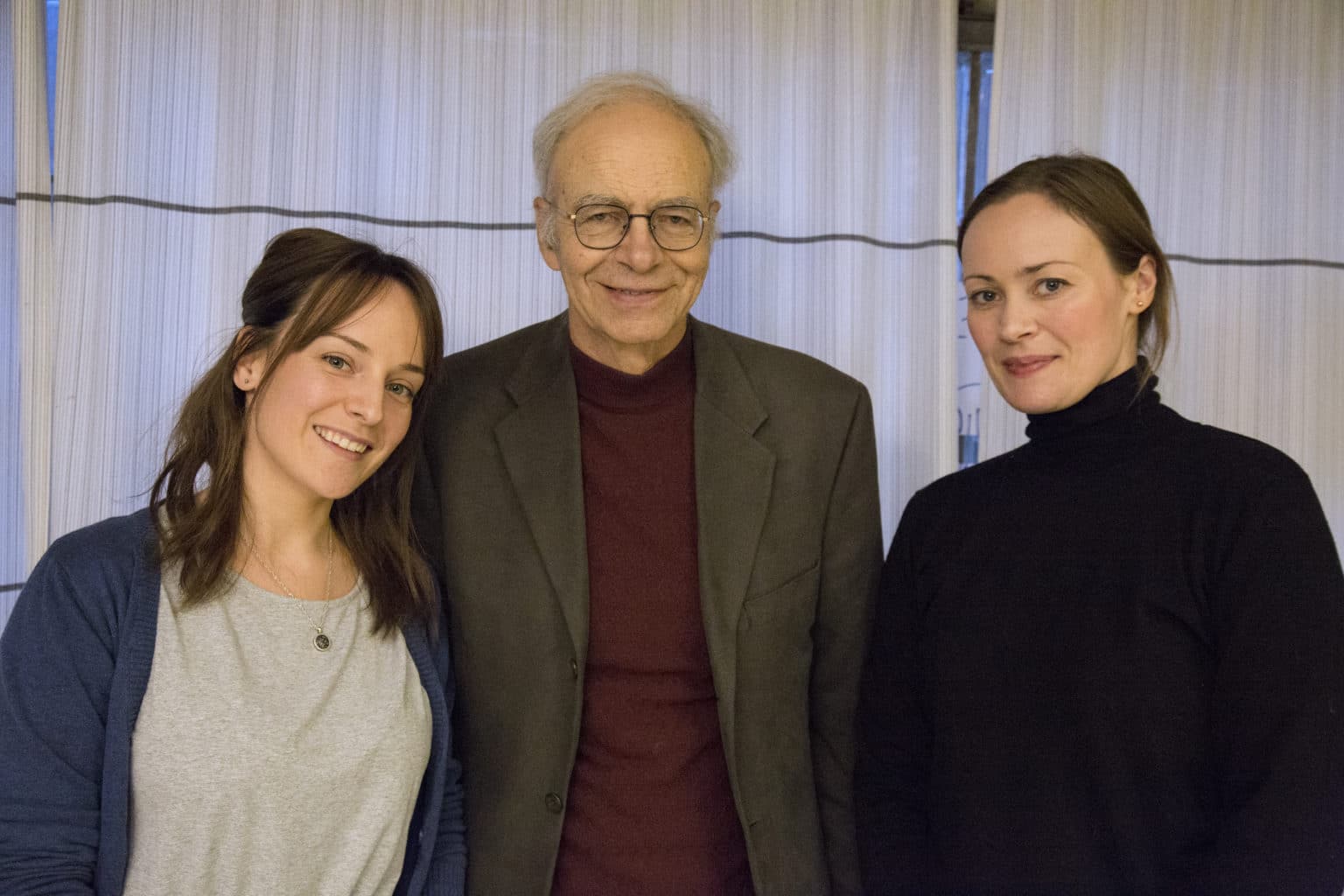 Susanna Lybæk og Kaja Efskind med Peter Singer