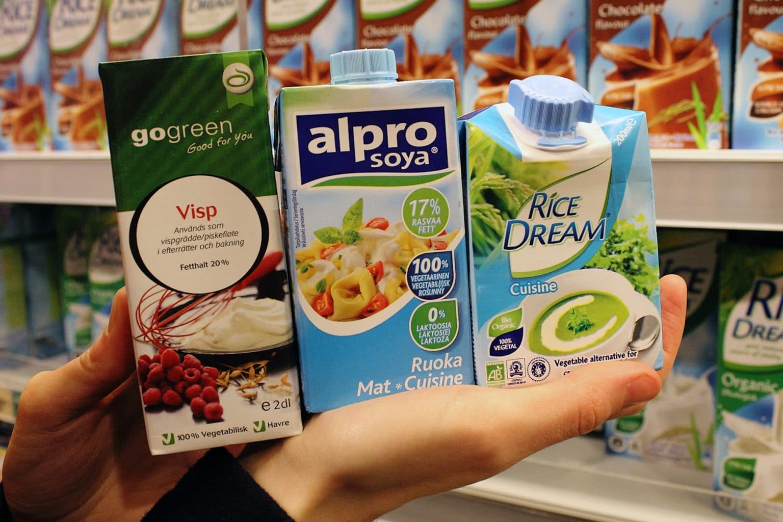 soyafløte og risfløte i butikken. Dette er alternativer til animalske meieriprodukter.