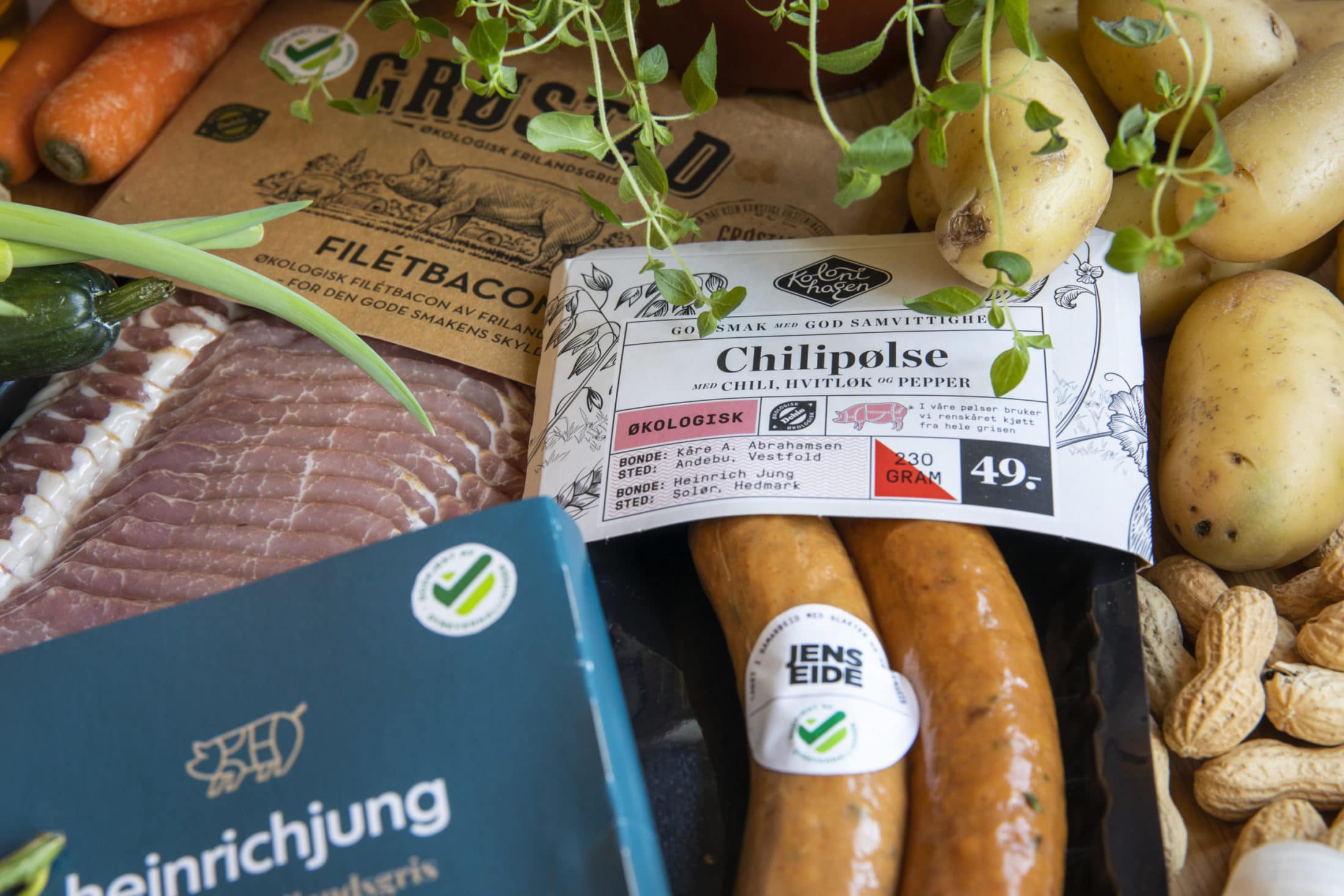 Bacon, pølser, poteter, gulrøtter, urter og peanøtter