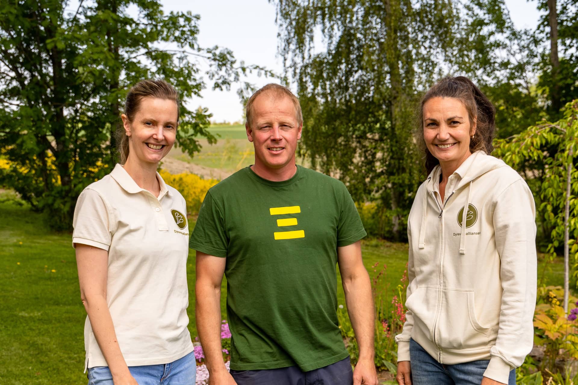 Veterinær Helle Haukvik, Dyrevernalliansen, bonde Stian Kobberstad og veterinær Hanne Haugvaldstad, Dyrevernalliansen.