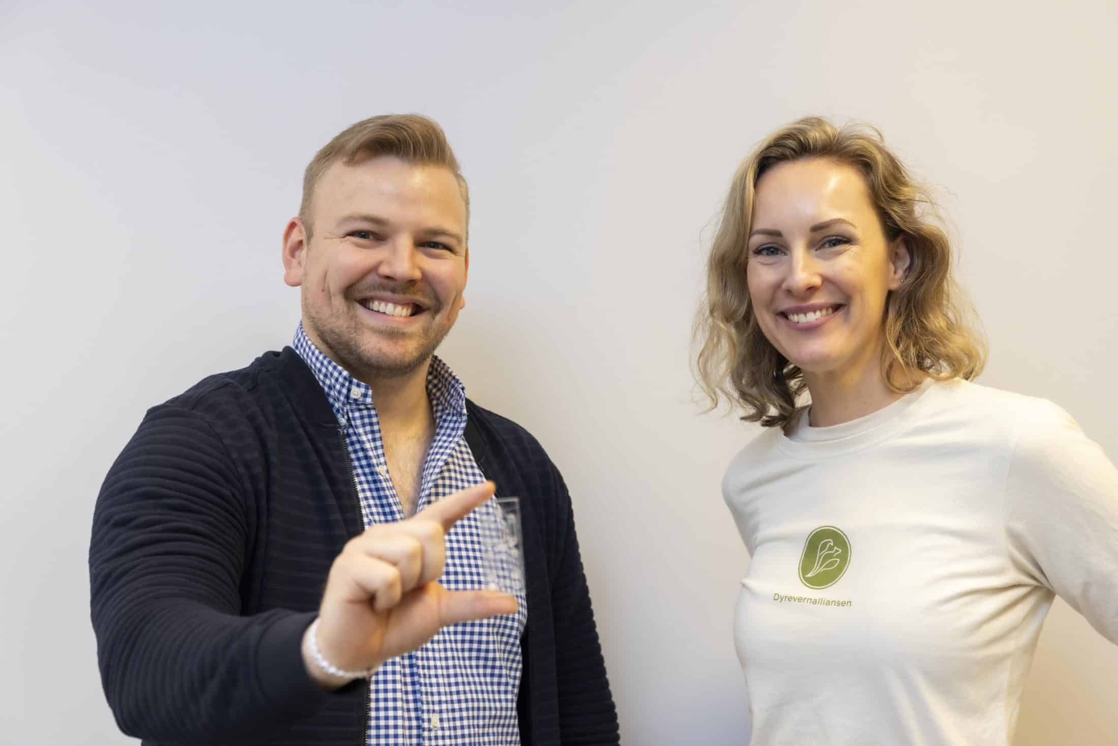 Forsker Stian Kogler, Universitetet i Oslo, og veterinær i Dyrevernalliansen, Céline Løstegård, med en organ-on-a-chip som kan erstatte dyreforsøk.